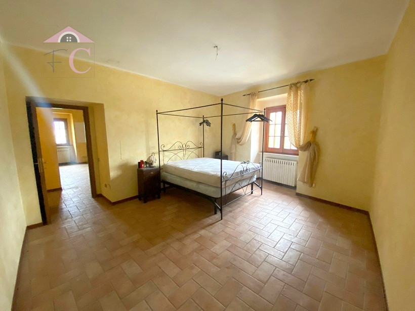casale dell800 ristrutturato con terreno pianeggiante 3.png